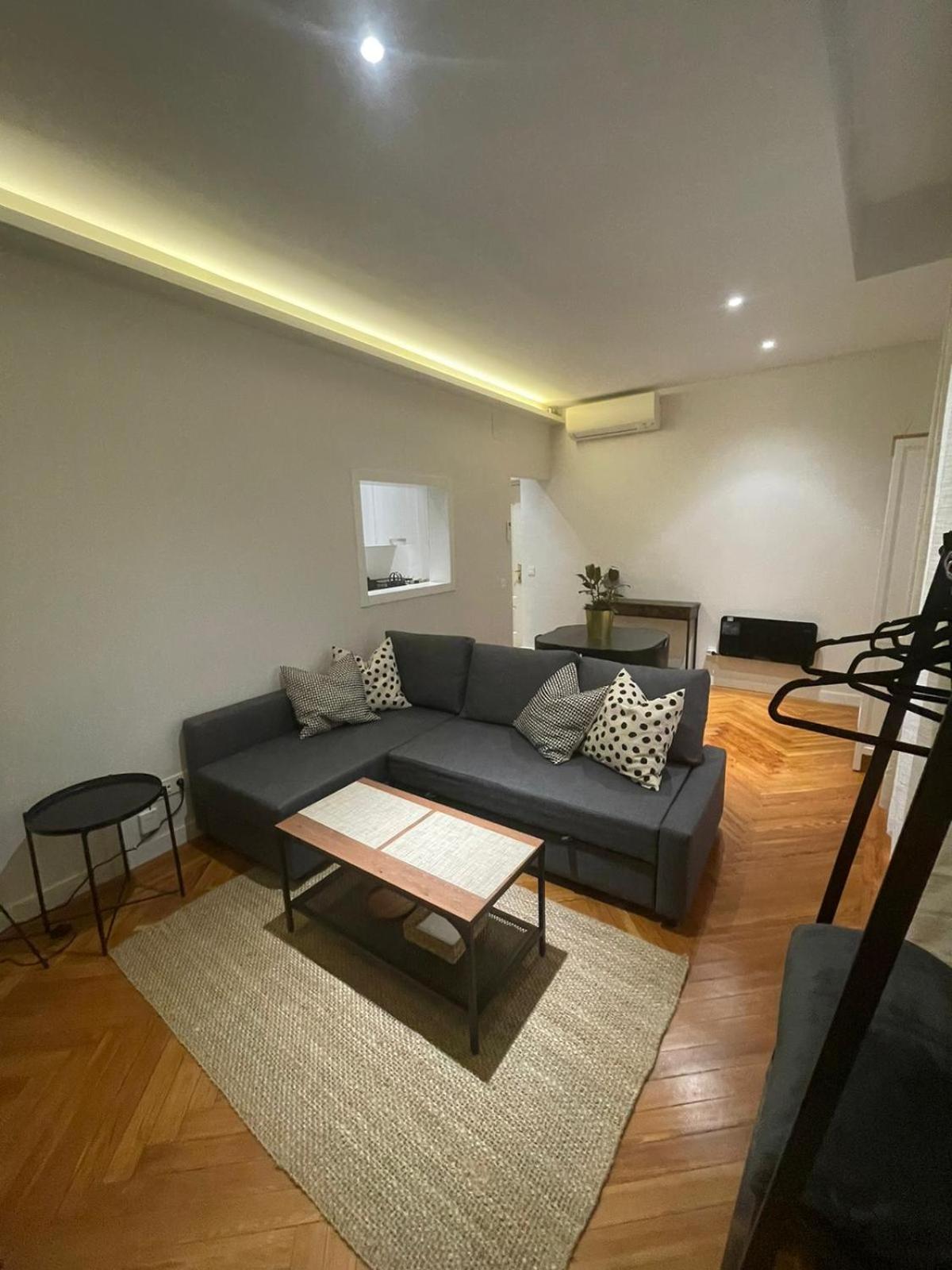 Apartment In Monumental Square Madrid Center Exterior photo